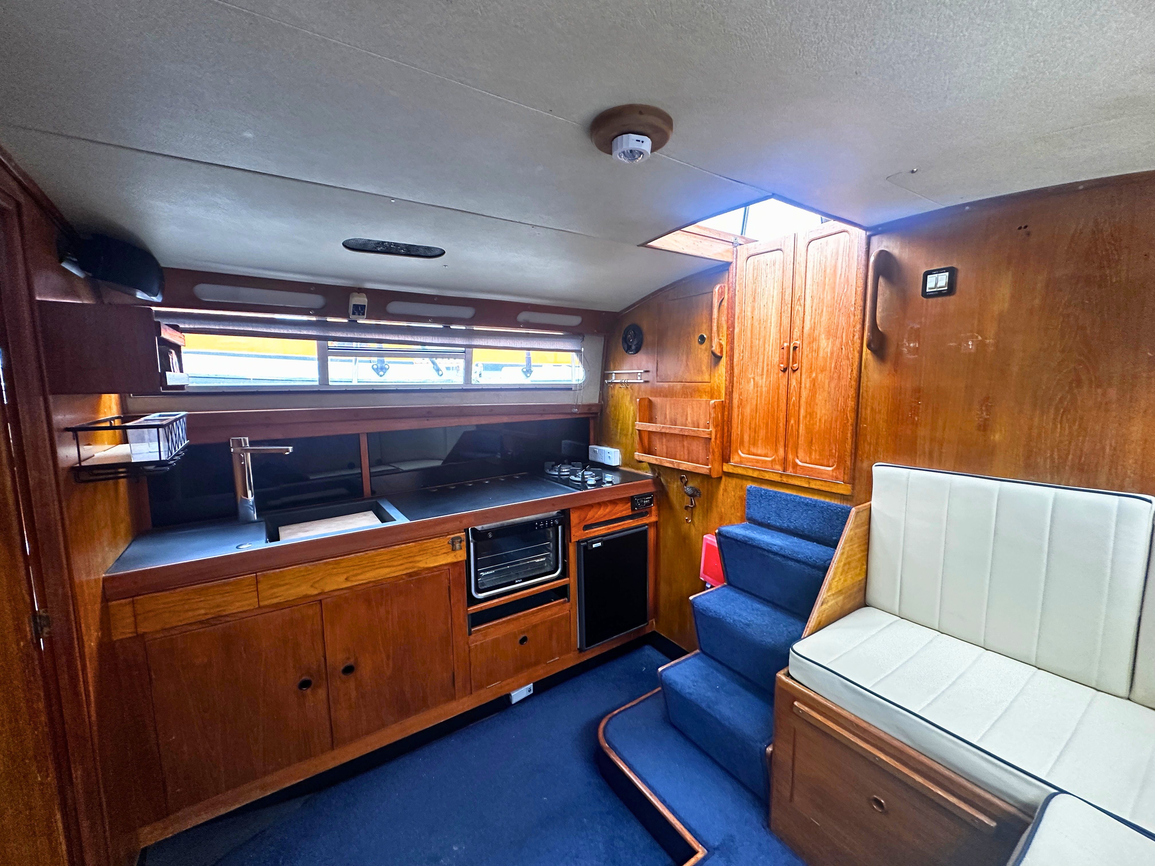 Saloon Weymouth 34